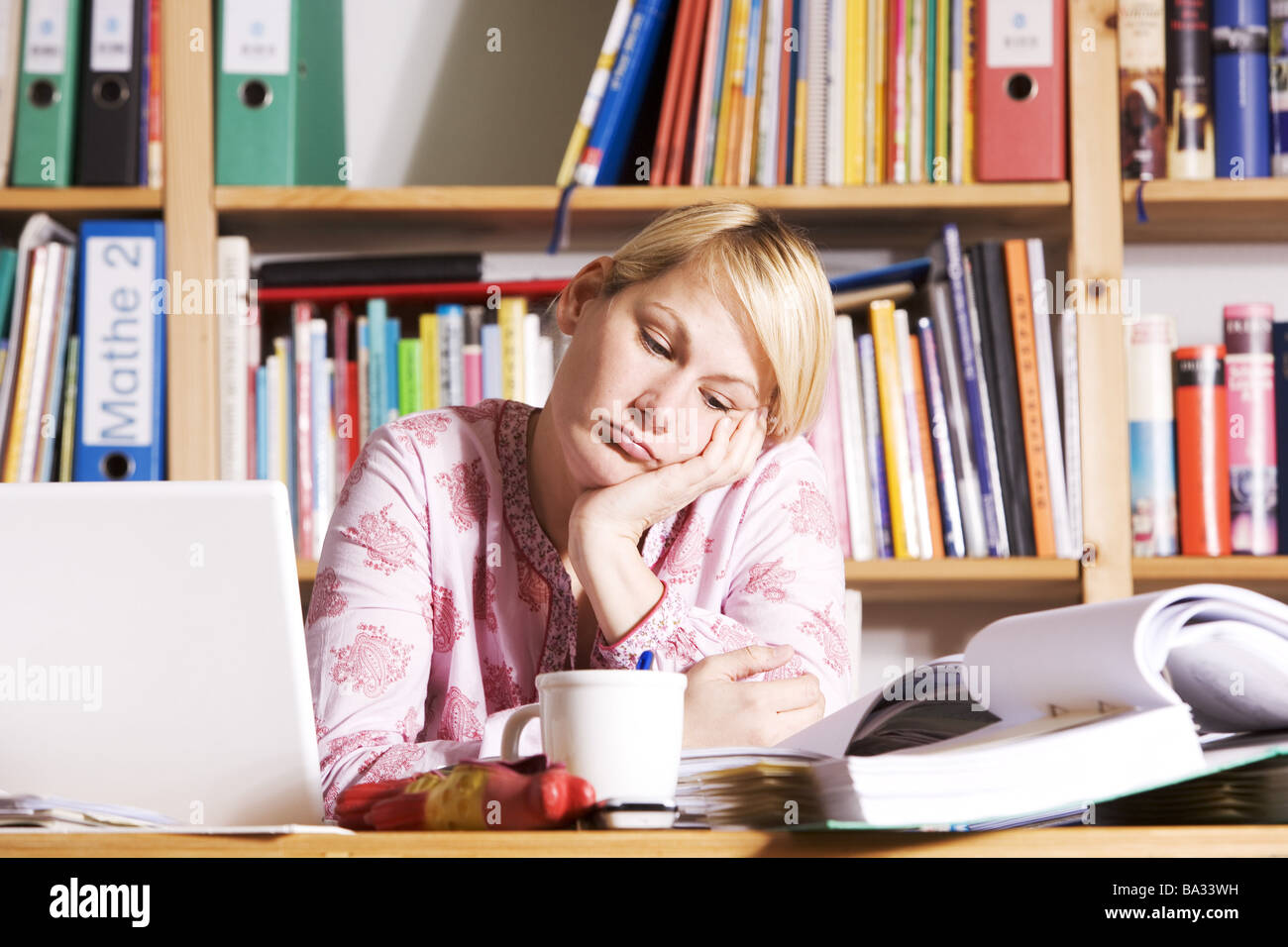 Donna giovane capo poggia apprende ritratto libri aperti legge scaffale per portatile serie dettaglio persone 20-30 anni bionda studente Foto Stock