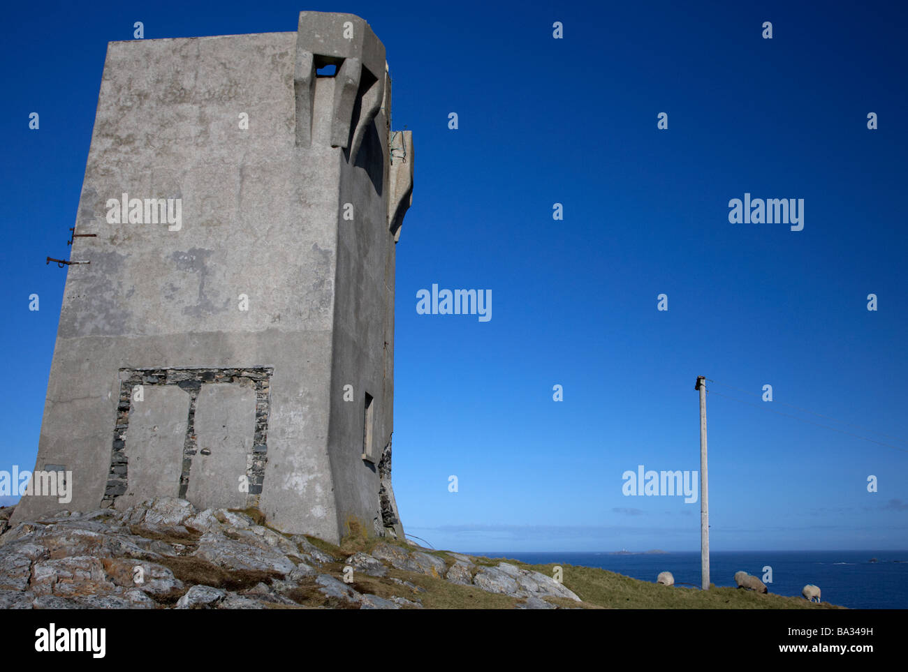 Corona banbas dotate di ex torre di segnalazione a Malin Head Penisola di Inishowen County Donegal Repubblica di Irlanda Foto Stock