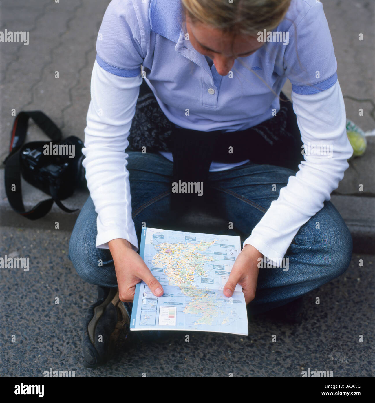 Una giovane donna TEEN traveler la lettura di una mappa del Regno Unito Inghilterra KATHY DEWITT Foto Stock