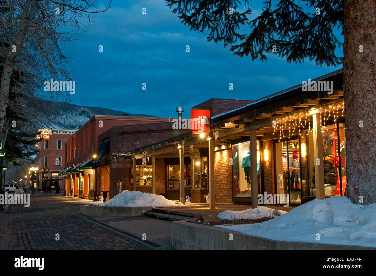 Cooper Avenue Mall negozi al crepuscolo, Aspen, Colorado. Foto Stock