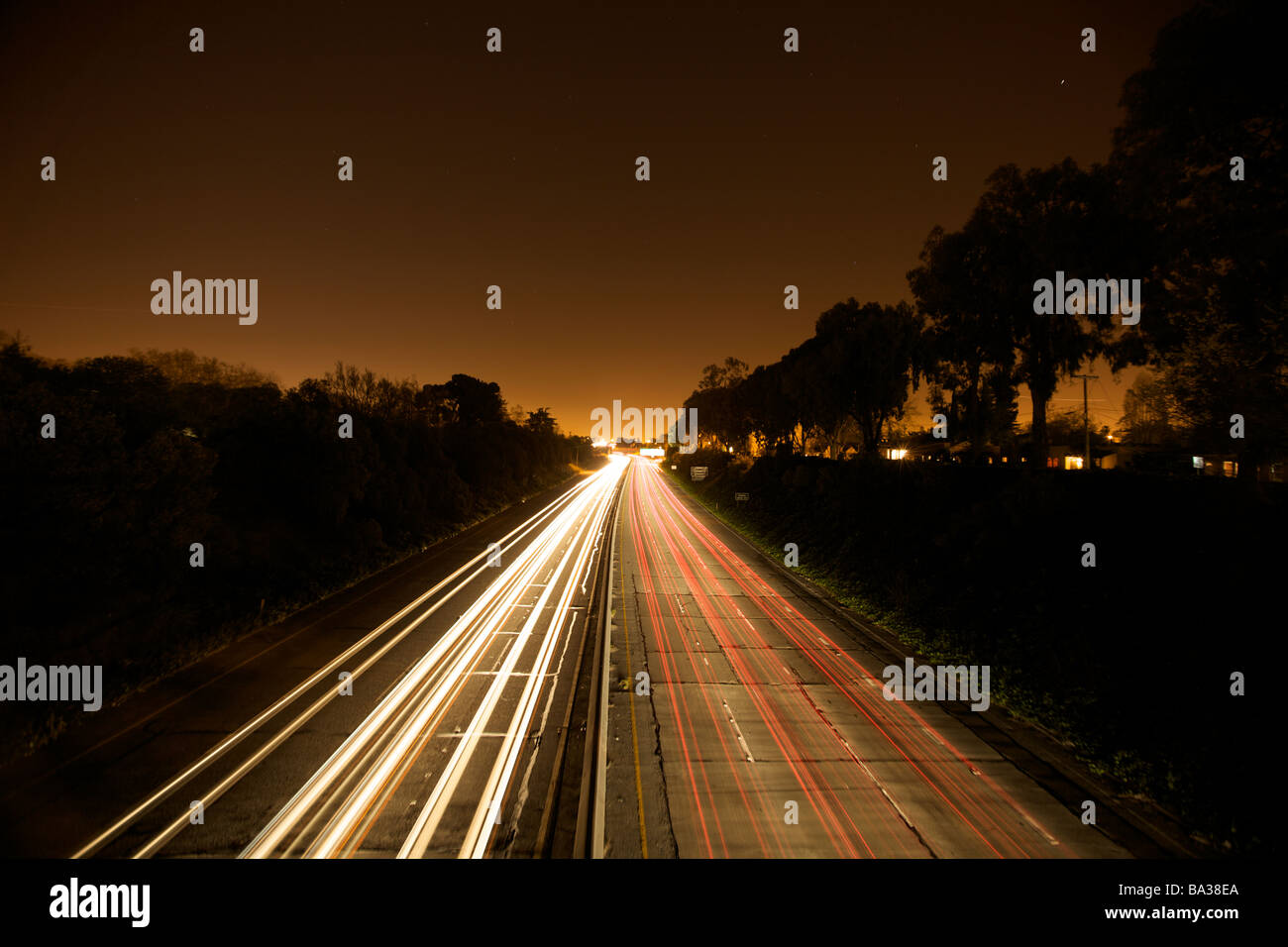 Il traffico su una superstrada di notte. Foto Stock