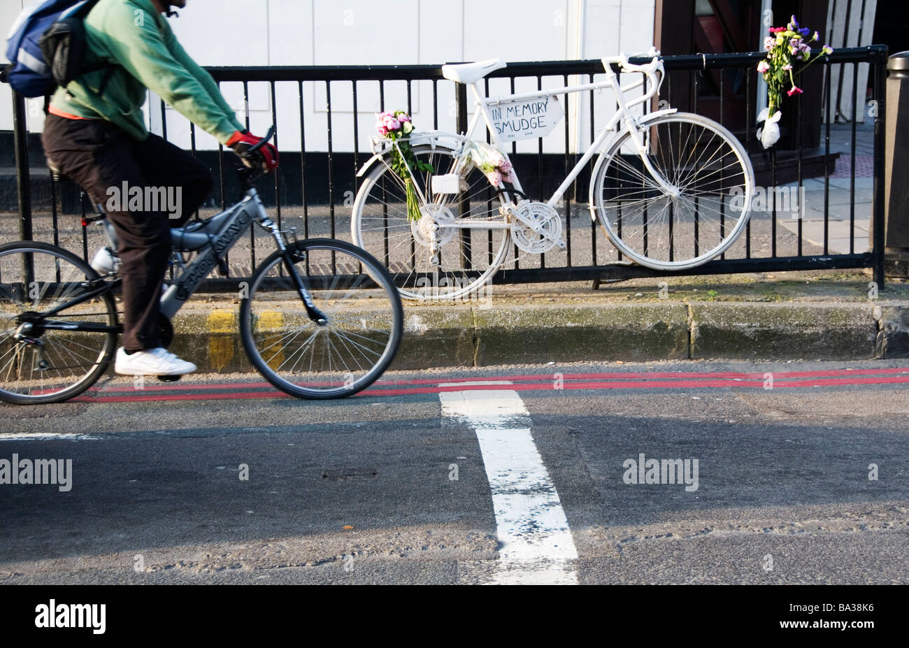 Hackney, Londra. Memorial ghost bicicletta ad imbrattare , ciclista ucciso da un carrello in 2008. Foto Stock