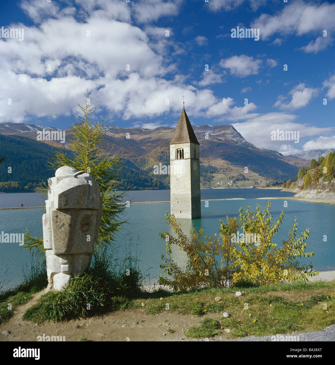 Italia Sud-tirolo Vintschgau Reschensee ex villaggio allagato grigio steeple sporge montagne estati acque in Europa Foto Stock