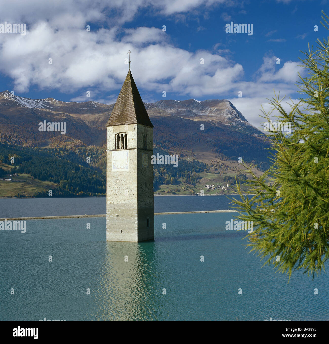 Italia Sud-tirolo Vintschgau Reschensee ex villaggio allagato grigio steeple sporge montagne estati acque in Europa Foto Stock