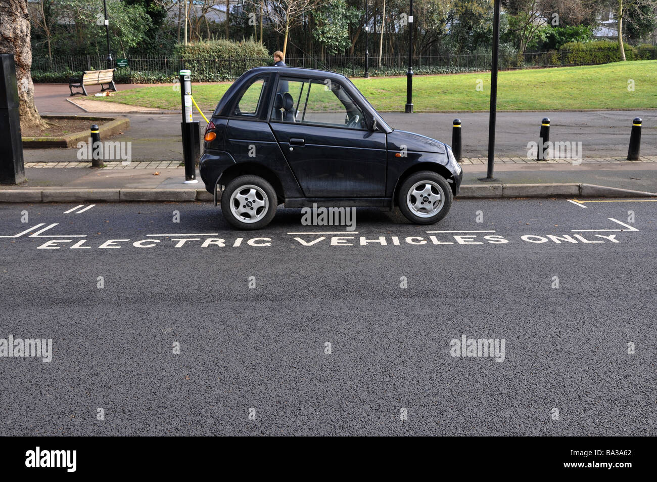 Auto elettrica essendo in carica con un cavo collegato. parcheggio. Foto Stock