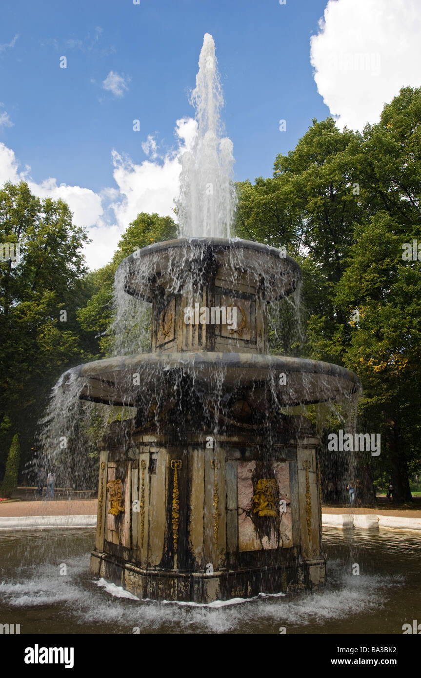 Fontana nei giardini di Peterhof Palace, Peterhof, Russia. Foto Stock