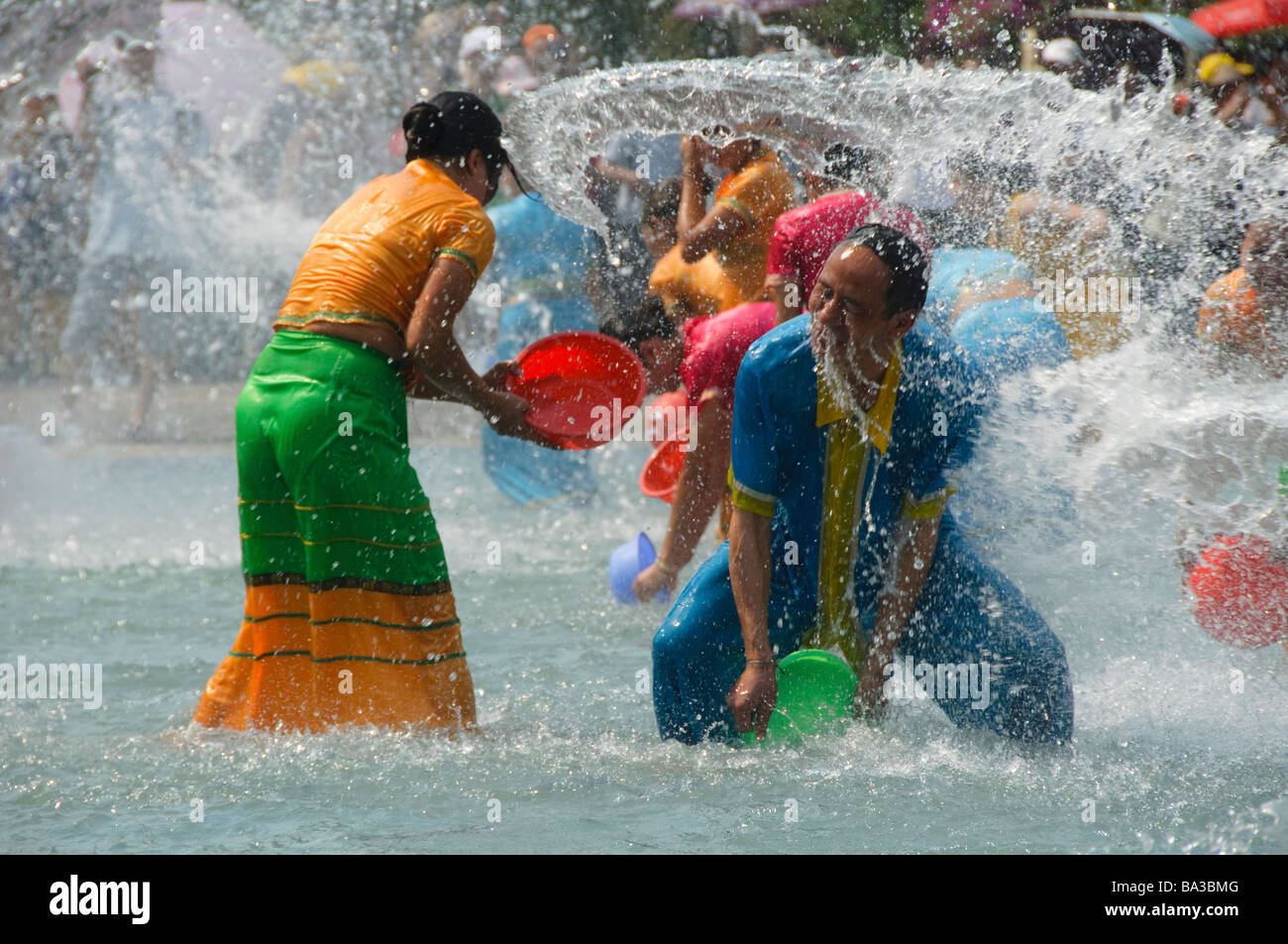 L'acqua più grande lotta party in tutto il mondo come il Dai minoranza celebra la SE Asian nuovo anno in Cina Yunnan Foto Stock