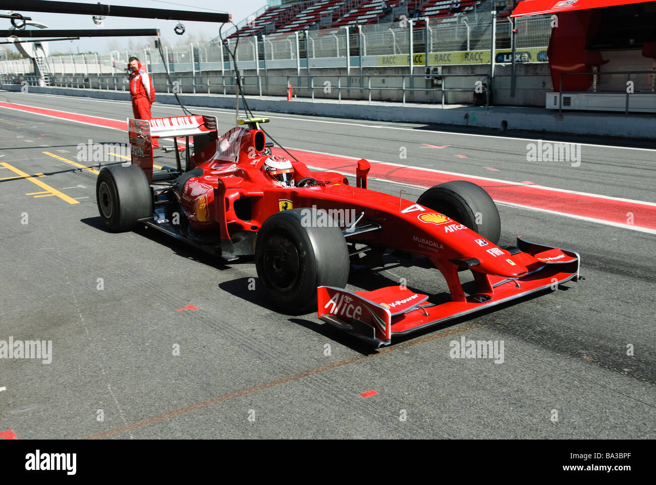 Kimi RAEIKKOENEN in Ferrari F60 race car durante un test di Formula Uno in sessioni di marzo 2009 Foto Stock