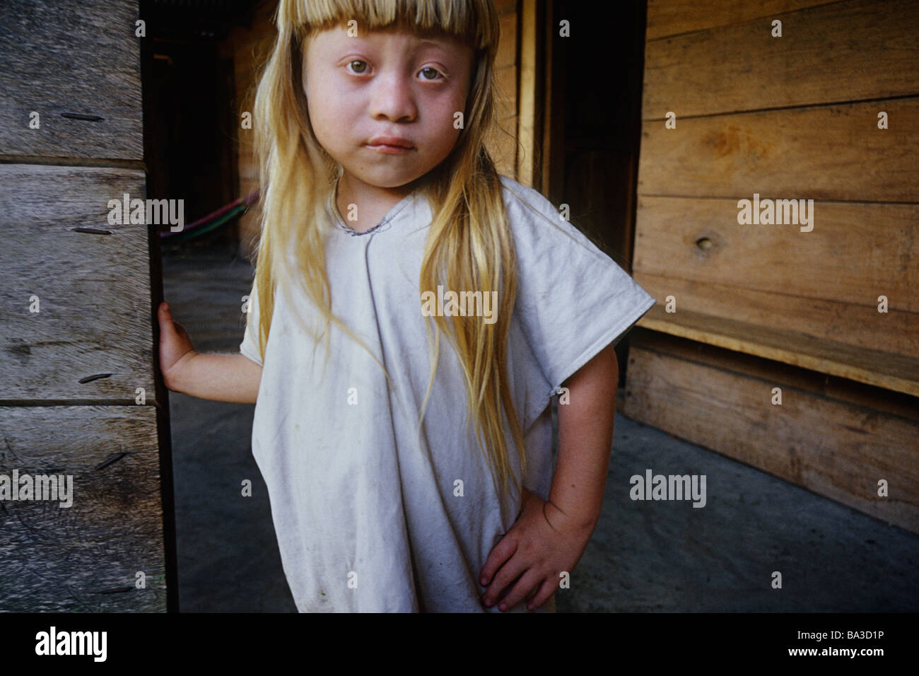 Albino Lacandon indiano (Hach Winik boy Chan Bor davanti alla porta di casa sua nel villaggio di Nahá, Messico. Foto Stock