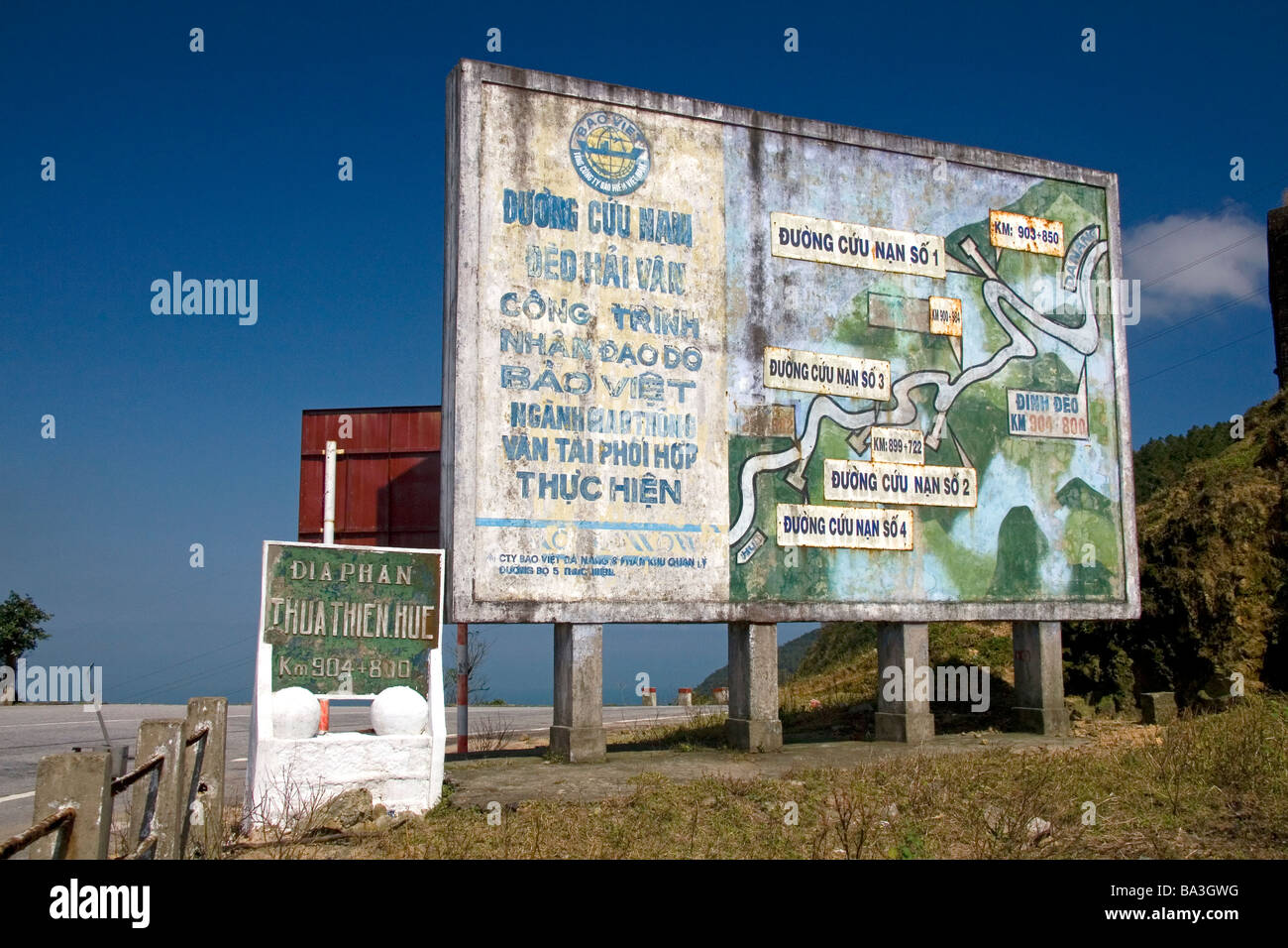 Informazioni cartello stradale con mappa di l' Hai Van Pass area in Vietnam Foto Stock
