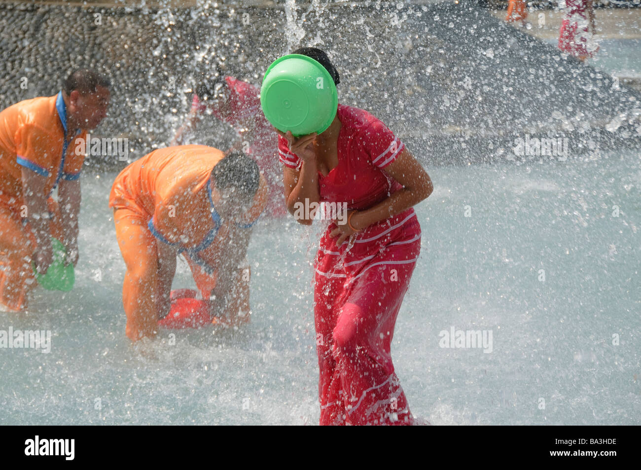 L'acqua più grande lotta party in tutto il mondo come il Dai minoranza celebra la SE Asian nuovo anno in Cina Yunnan Foto Stock