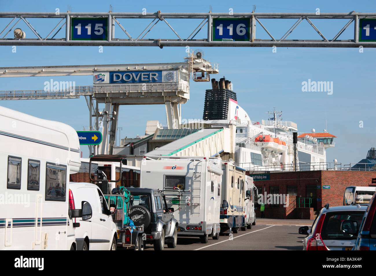 Auto in coda per il traghetto al Porto di Dover Foto Stock