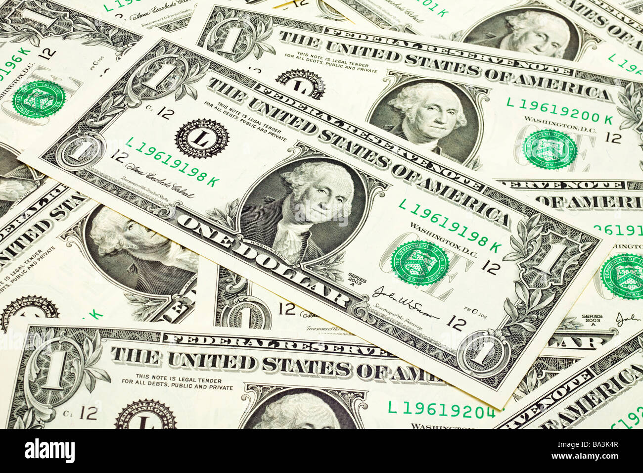Dollari - un gruppo di banconote da un dollaro sono state piazzate da vicino Foto Stock