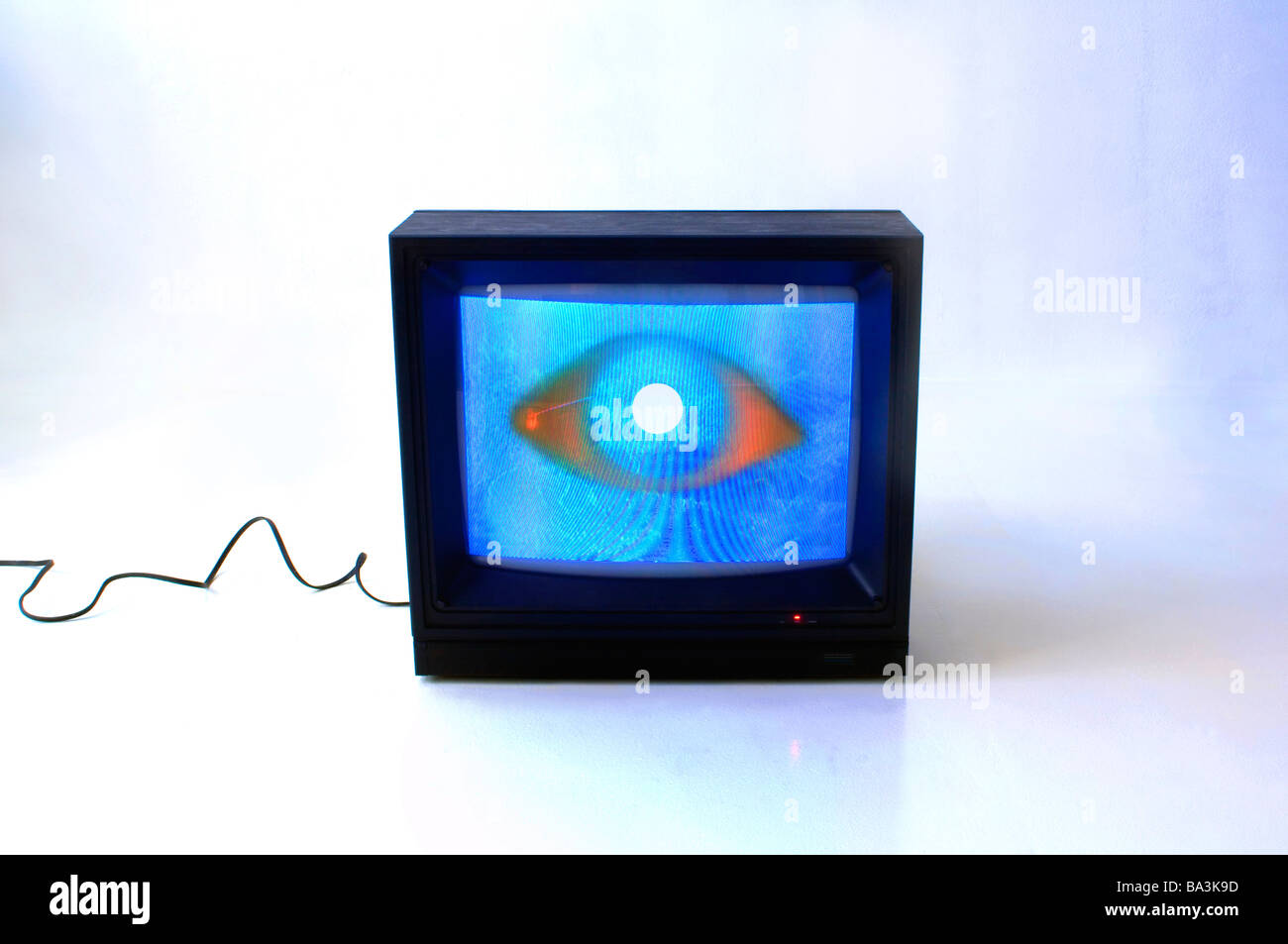 Studio professionale di monitor con schermata blu su bianco impostato con il male cerca digital eye Foto Stock