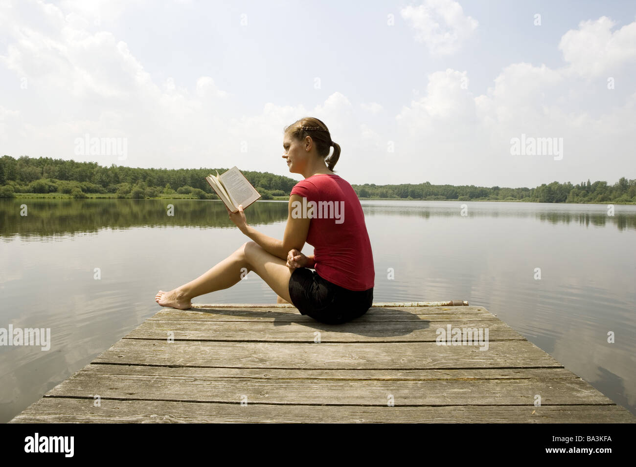 Donna giovane libro legge bridge si trova a fianco di persone serie abbastanza-corpi 24 anni 20-30 anni brunette coda di cavallo per il tempo libero Foto Stock