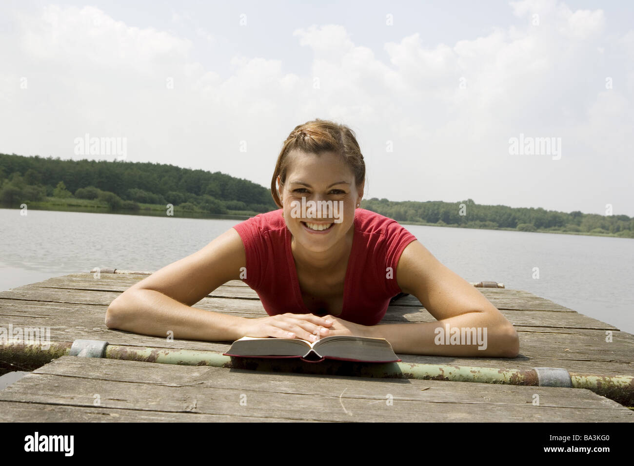 Donna giovane libro legge bridge si trova ritratto persone serie donne-portrait 24 anni 20-30 anni brunette sorrisi allegramente sguardo Foto Stock