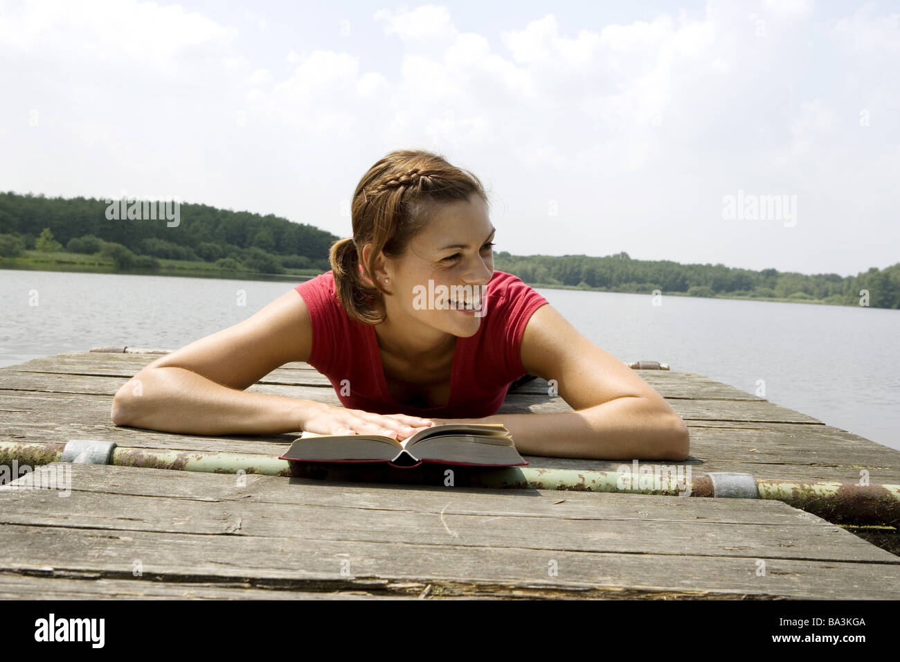 Donna giovane libro legge bridge si trova ritratto persone serie donne-portrait 24 anni 20-30 anni brunette sorrisi allegramente sguardo Foto Stock