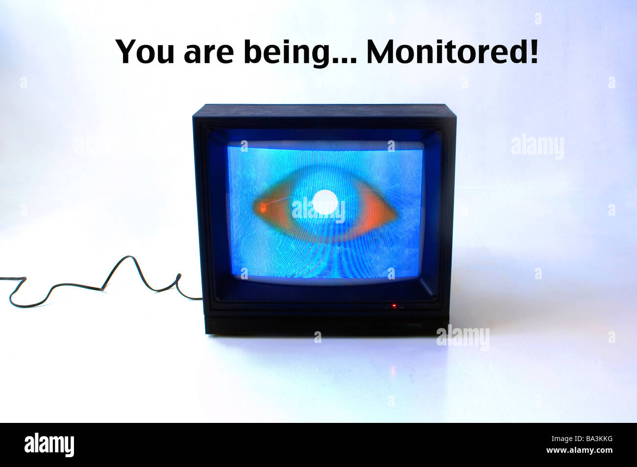 Studio professionale di monitor con schermata blu su bianco impostato con le parole "si sono monitorati!" stampato sopra Foto Stock