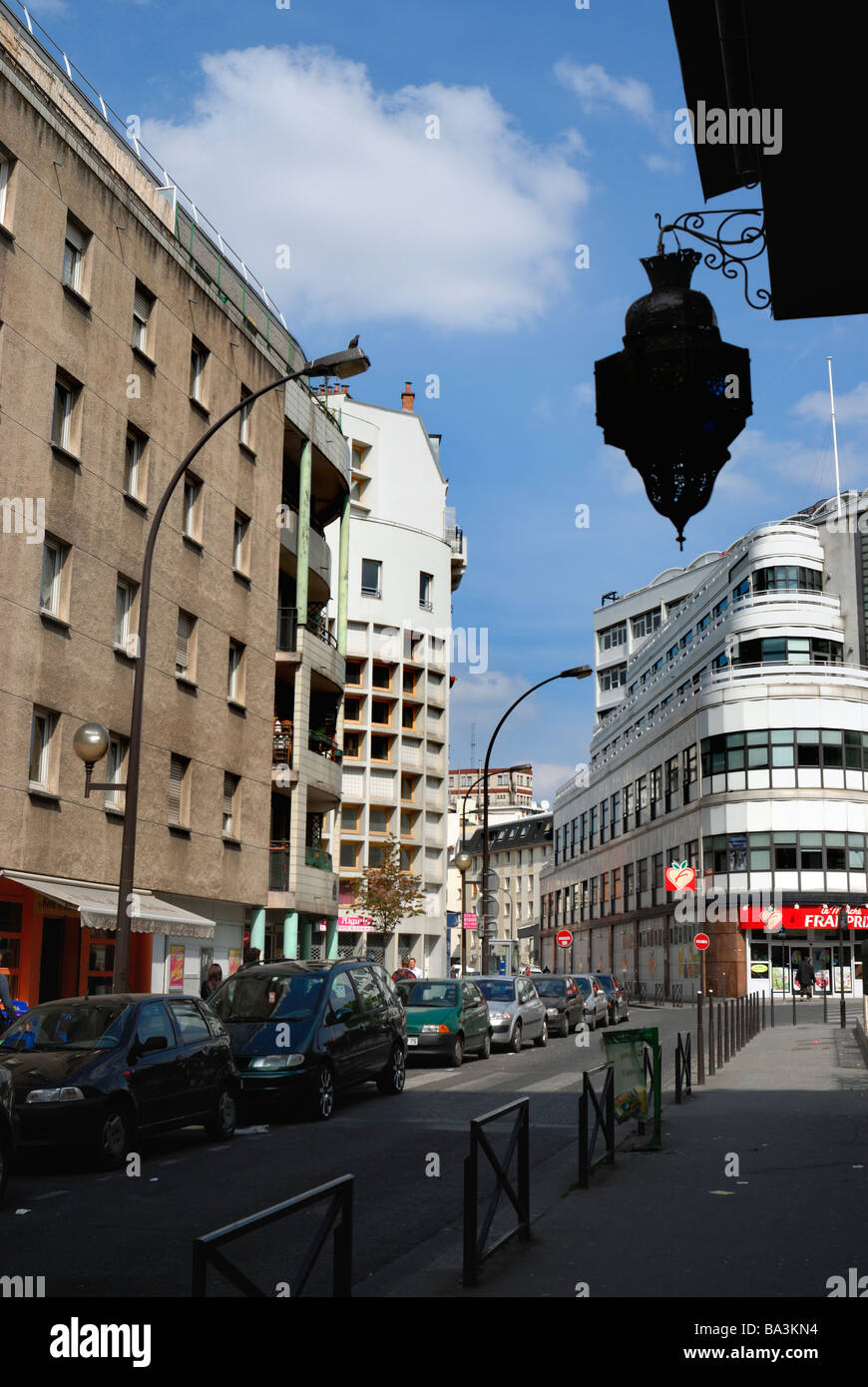 Parigi Francia, scena di strada, alloggio nel 20 ° distretto, automobili parcheggiate edifici, quartieri Foto Stock