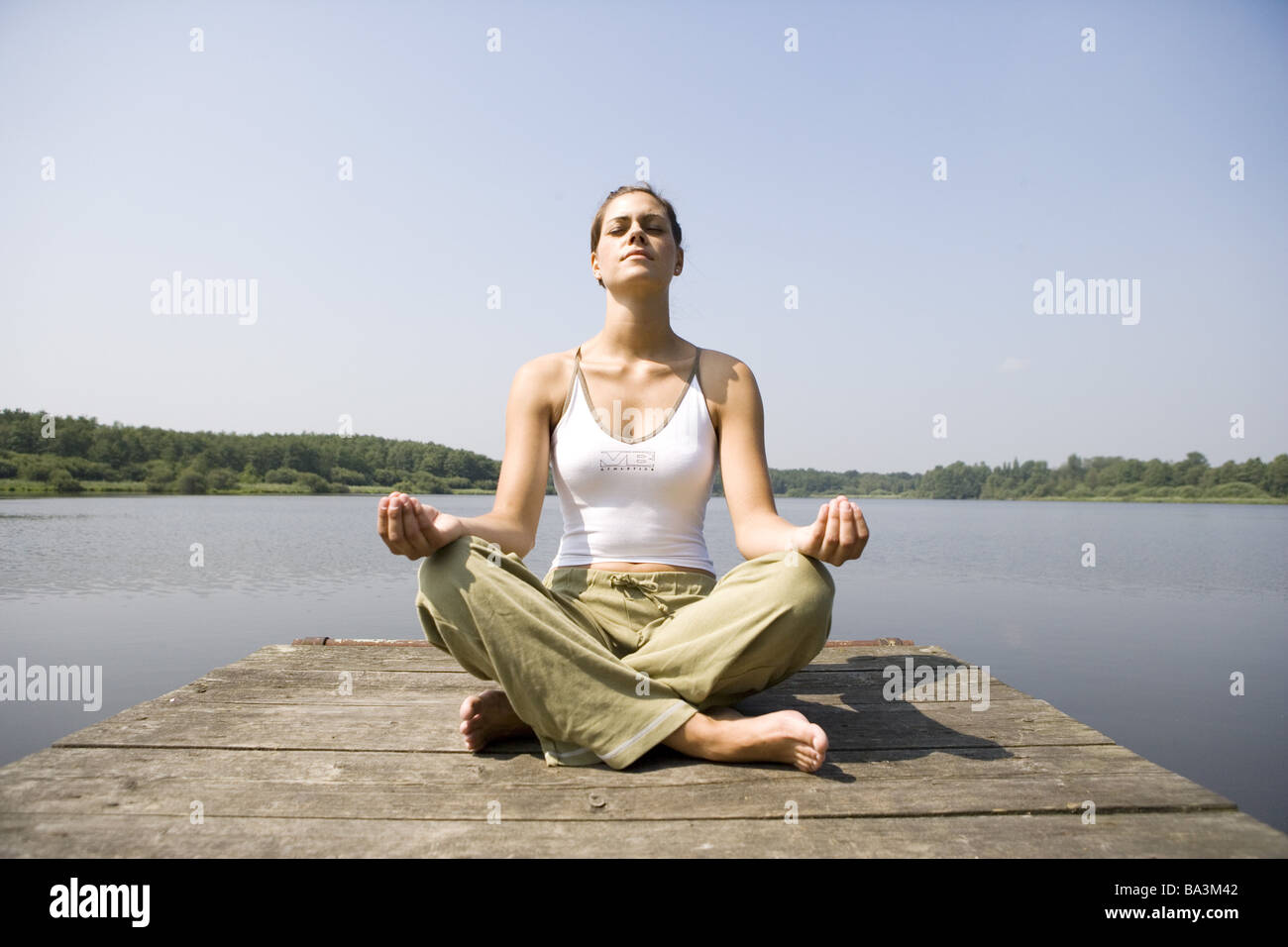Donna giovane bridge si siede la meditazione-pratica persone serie abbastanza-corpi 24 anni 20-30 anni brunette barefoot tailor-sede Foto Stock