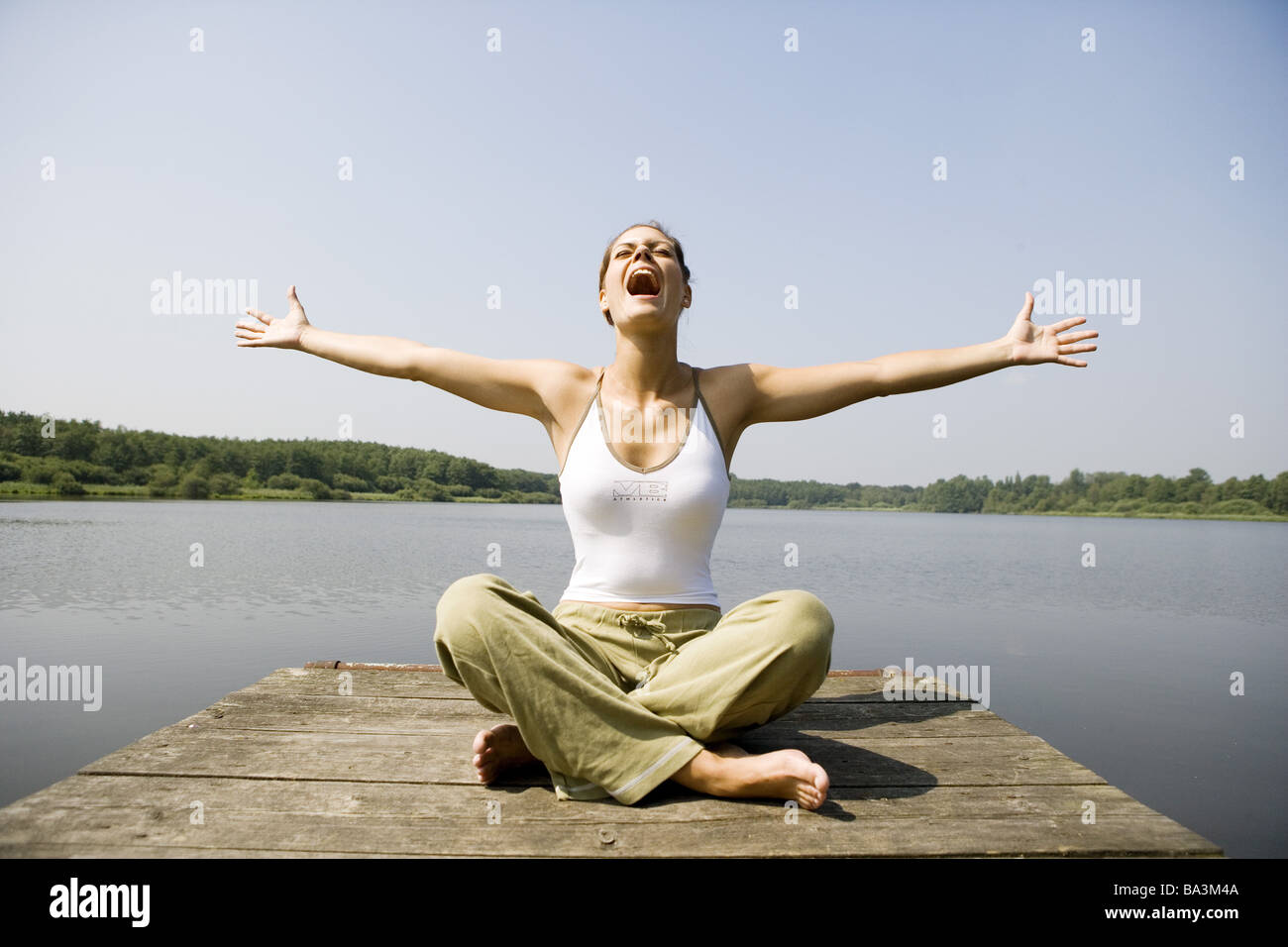 Donna giovane bridge si siede urla poveri estesa serie di persone abbastanza-corpi 24 anni 20-30 anni brunette barefoot tailor-sede Foto Stock