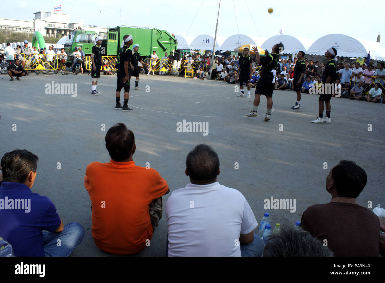 Le persone che giocano Sepak takraw Foto Stock