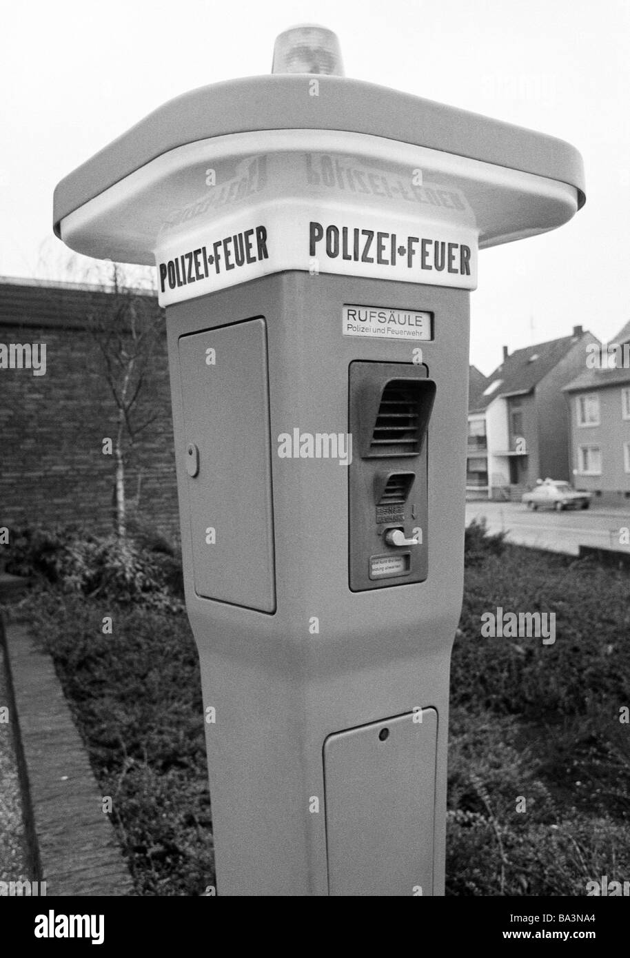 Negli anni settanta, foto in bianco e nero, telefono di emergenza alla polizia e ai vigili del fuoco Foto Stock