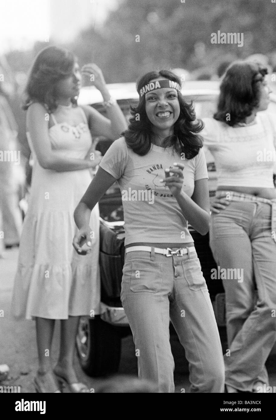 Negli anni settanta, foto in bianco e nero, persone giovane ragazza danze  sulla strada, fascia, Brasiliano, carnevale, Brasile, Minas Gerais, Belo  Horizonte, di età compresa tra i 18 e i 22 anni