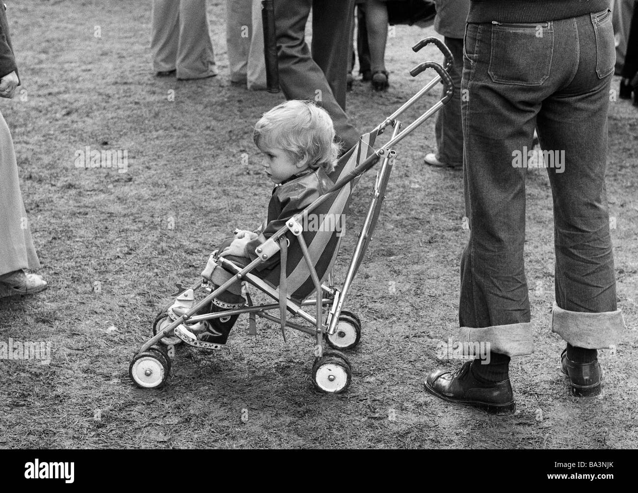 Negli anni settanta, foto in bianco e nero, persone, Little Boy in un buggy, di età compresa tra 2 e 3 anni Foto Stock