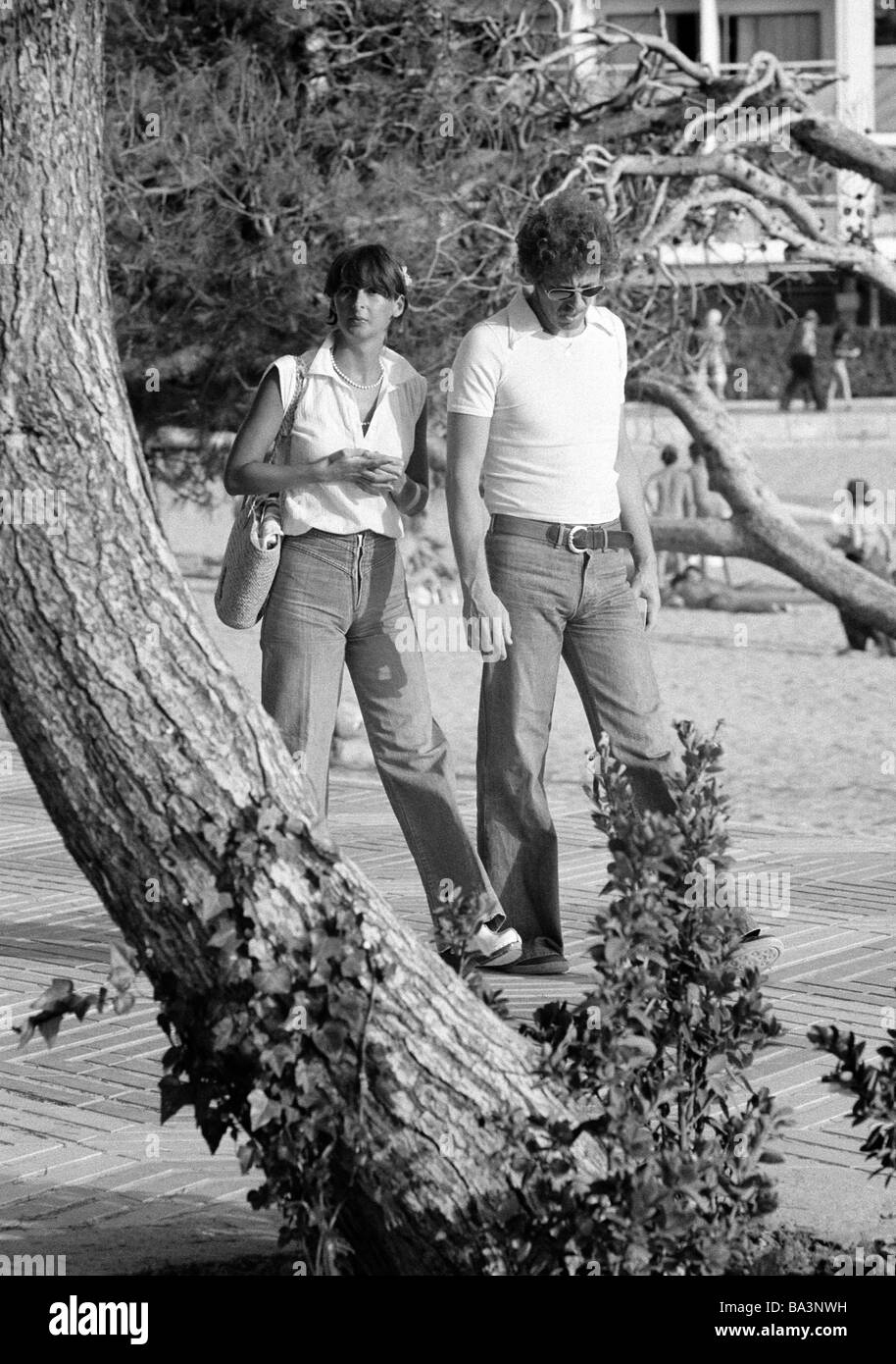Negli anni settanta, foto in bianco e nero, persone coppia giovane vestito in tempo libero passa per una passeggiata, di età compresa tra i 25 ed i 35 anni, Isole Baleari Spagna, Maiorca Foto Stock
