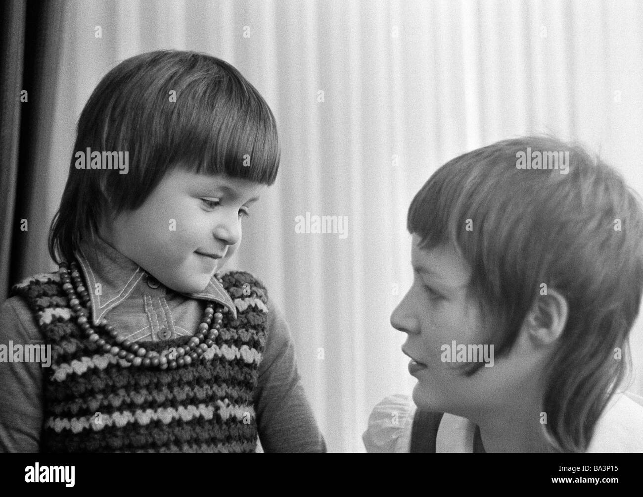 Negli anni settanta, foto in bianco e nero, persone, giovane donna parlando con un bambino di età compresa tra i 20 e i 25 anni, ragazza, di età compresa tra i 4 e i 6 anni, Monika, Andrea Foto Stock