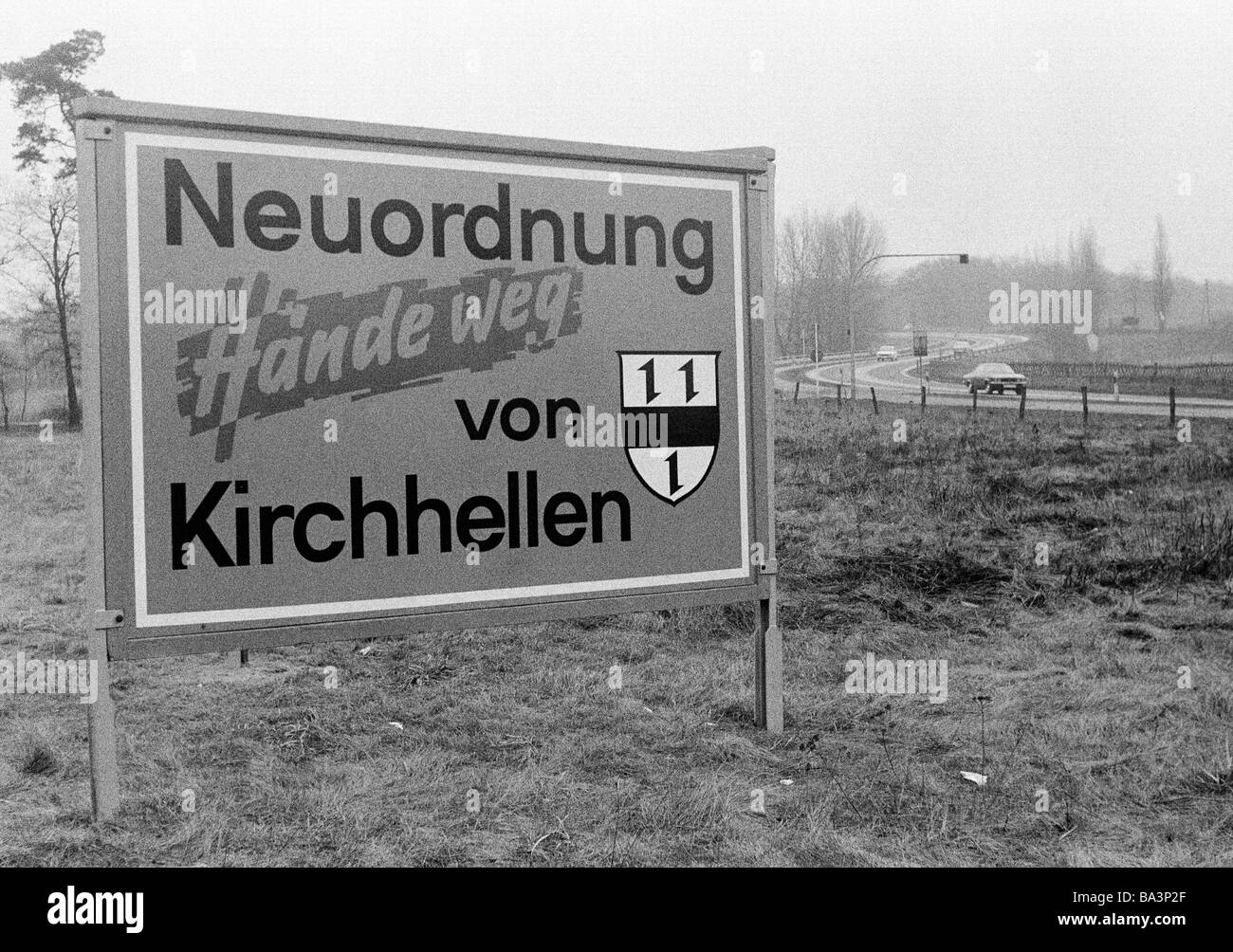 Negli anni settanta, foto in bianco e nero, comune di riforma in Germania nel periodo tra il 1967 e il 1978, comunale riorganizzazione, cartello su un salice vicino a una strada di campagna che indica una protesta contro la incorporazione di Kirchhellen alla città di Bottrop, D-Bottrop, D-Bottrop-Kirchhellen, la zona della Ruhr, Renania settentrionale-Vestfalia Foto Stock
