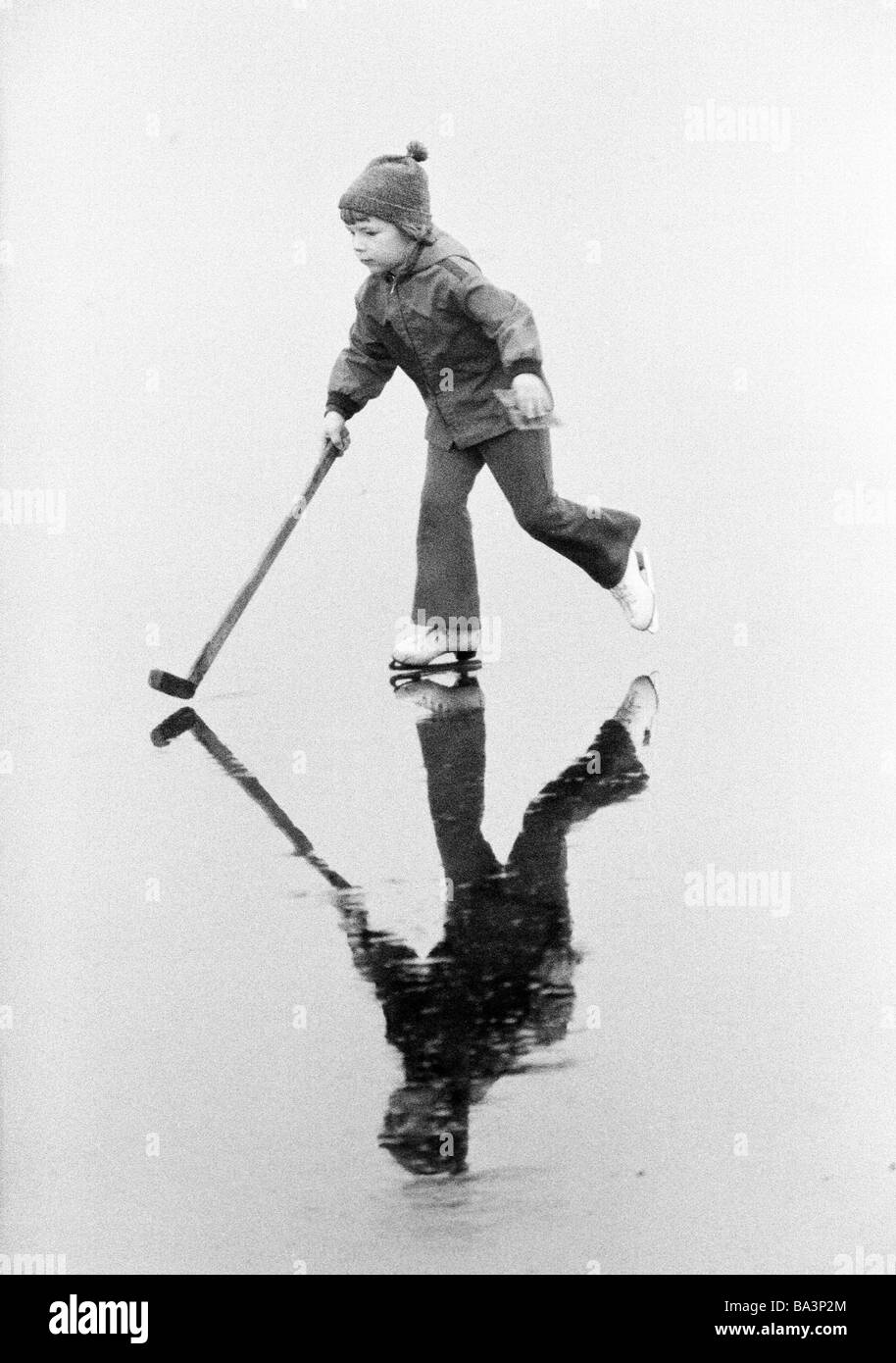 Negli anni settanta, foto in bianco e nero, persone, bambini, Little Boy gioca hockey su ghiaccio, di età compresa tra 6 e 8 anni Foto Stock