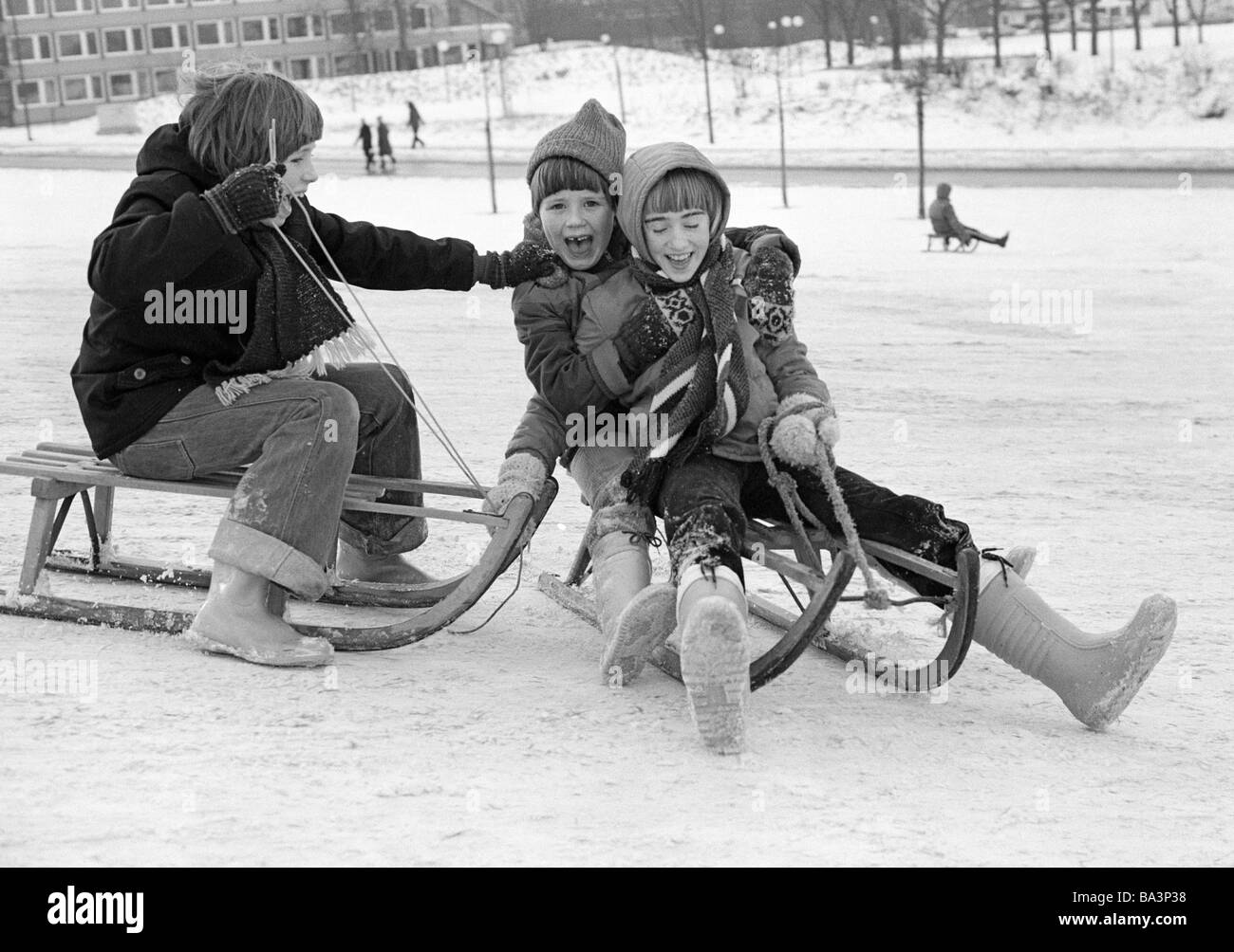 Negli anni settanta, foto in bianco e nero, inverno, meteo, neve bambini con bobsleds, boy, ragazza, di età compresa tra i 6 e i 10 anni, D-Dorsten, LIPPE, riserva naturale di Hohe Mark, la zona della Ruhr, Muensterland, Renania settentrionale-Vestfalia Foto Stock