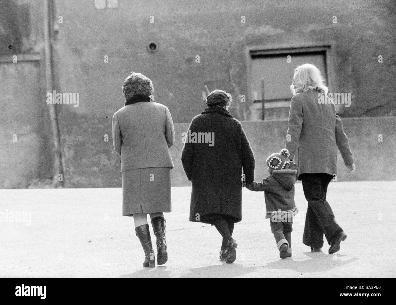 Negli anni settanta, foto in bianco e nero, persone, tre donne e un bambino a piedi, rapporto di sangue, anziani, di età compresa tra i 50 e i 70 anni, i bambini di età compresa tra 3 e 4 anni, giovane donna, di età compresa tra i 25 e i 30 anni, cappotto, onorevoli suit, giacca, pantaloni, Katharina, Traut, Christina, Ursula Foto Stock