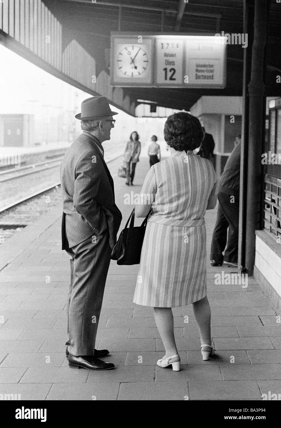 Negli anni settanta, foto in bianco e nero, persone anziana coppia sorge su una piattaforma di attesa per il treno, stazione ferroviaria, di età compresa tra 60 a 70 anni, Katharina, Lindi, D-Oberhausen, la zona della Ruhr, Renania settentrionale-Vestfalia Foto Stock
