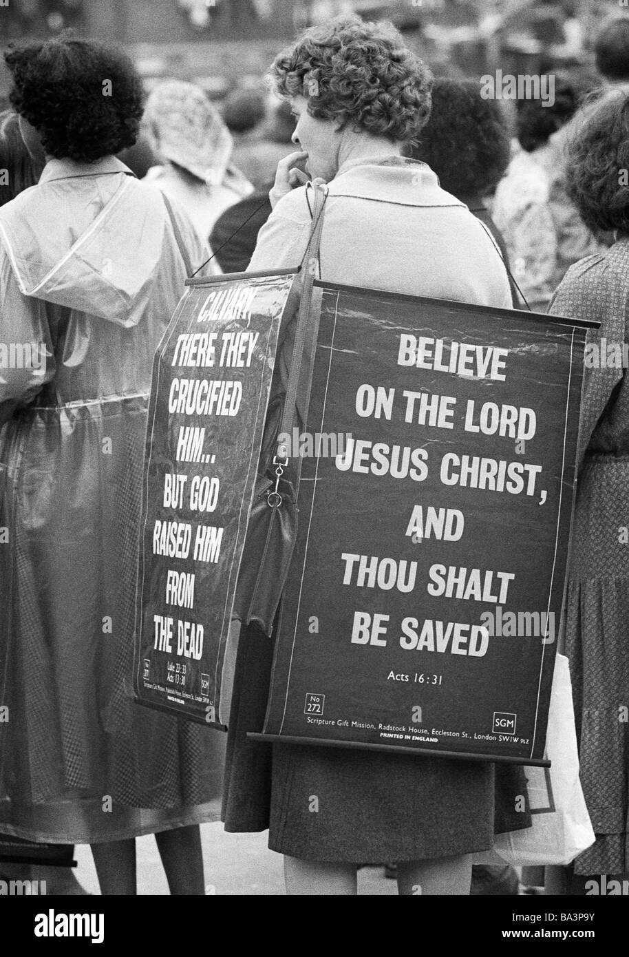 Negli anni settanta, foto in bianco e nero, le persone in una dimostrazione di pace, giovane donna presenta un cartello con un proverbio tratto dalla Bibbia, di età compresa tra i 30-40 anni, Gran Bretagna, Inghilterra, Londra Foto Stock