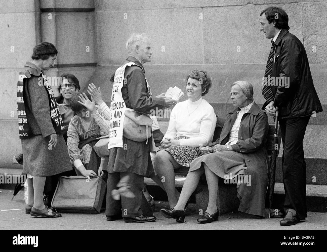 Negli anni settanta, foto in bianco e nero, le persone in una dimostrazione di pace, discussione dei diversi partecipanti, uomini di età compresa tra i 30 e i 40 anni di età compresa tra 60 a 70 anni, le donne di età compresa tra 40 e 50, di età compresa tra 60 a 70 anni, Gran Bretagna, Inghilterra, Londra Foto Stock