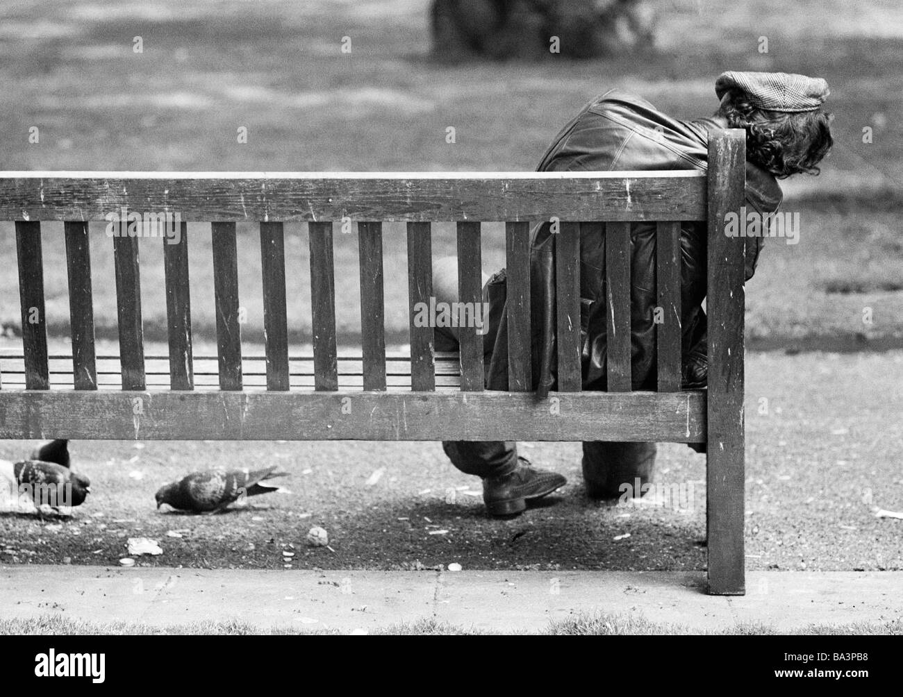 Negli anni settanta, foto in bianco e nero, persone senzatetto uomo si siede su una panchina e dorme di età compresa tra i 30 e i 50 anni, Gran Bretagna, Inghilterra, Londra Foto Stock