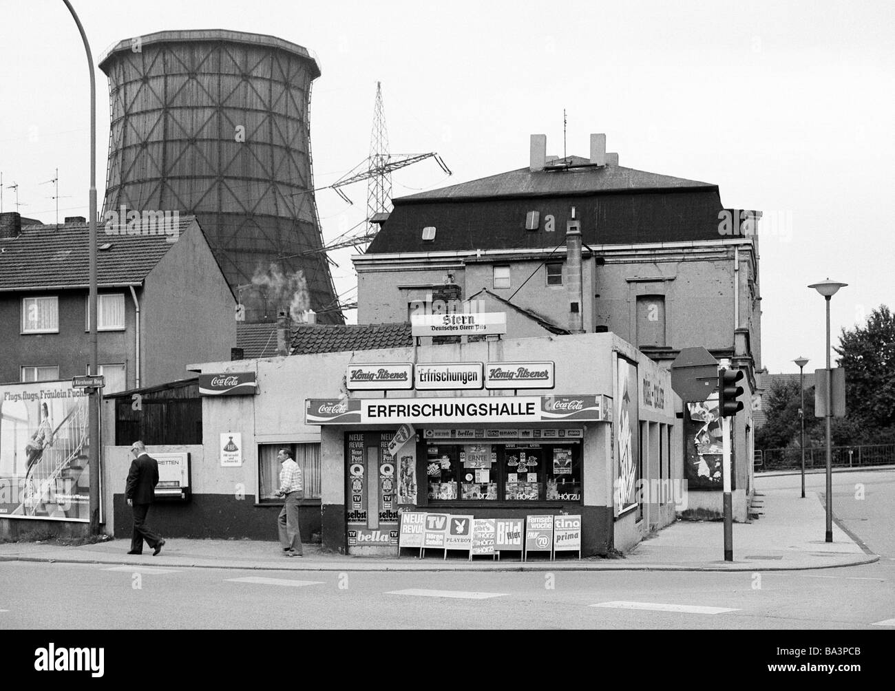 Negli anni settanta, foto in bianco e nero, distretto della Ruhr, cliché, punto ristoro presso una strada, edifici civili, industria mineraria, torre di raffreddamento D-Gelsenkirchen, zona della Ruhr, Renania settentrionale-Vestfalia Foto Stock