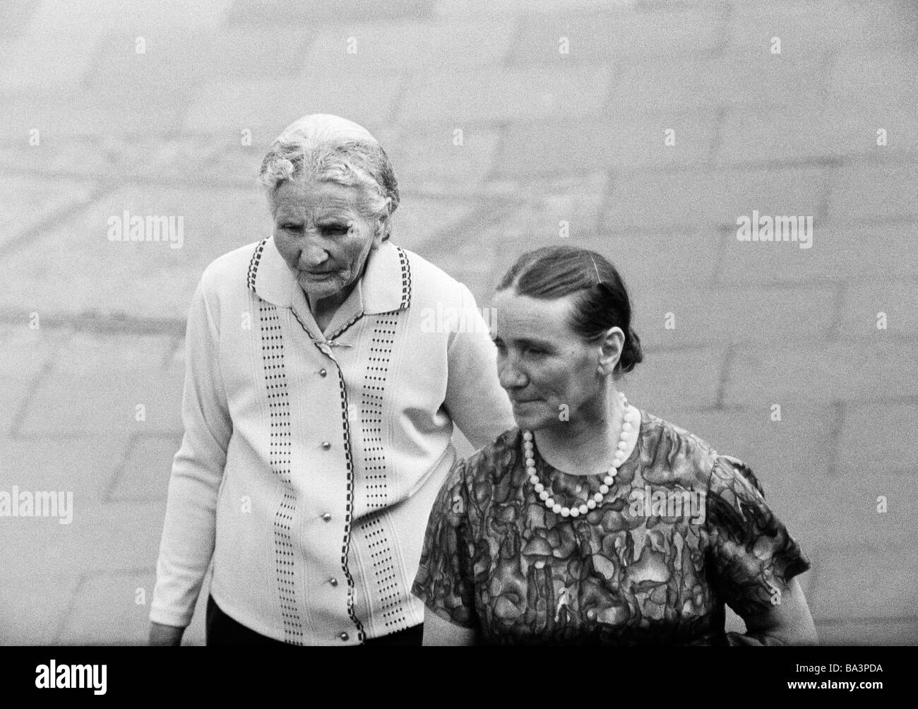 Negli anni settanta, foto in bianco e nero, persone, due donne anziane in una zona pedonale, di età compresa tra 65 a 80 anni Foto Stock