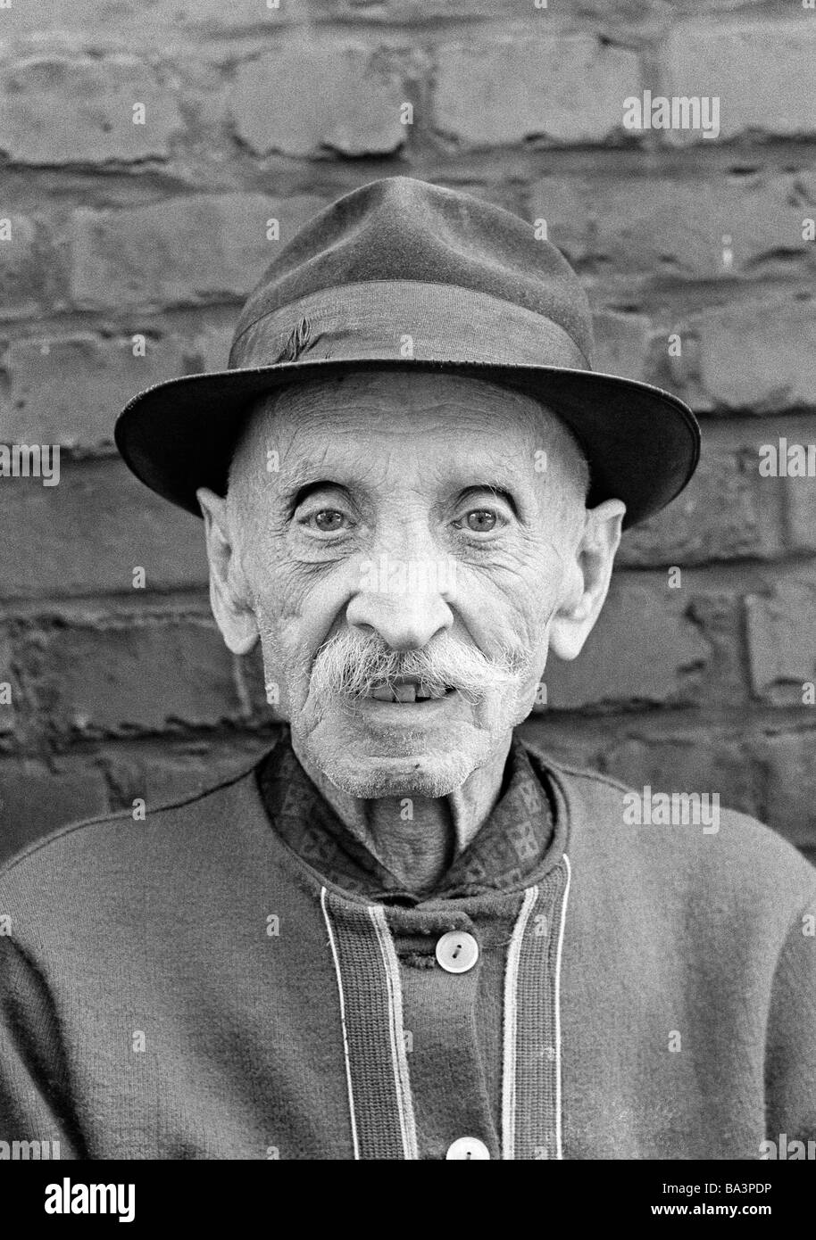 Negli anni settanta, foto in bianco e nero, persone, uomo anziano, ritratto, gilet, cappello, di età compresa tra 80 a 90 anni Foto Stock
