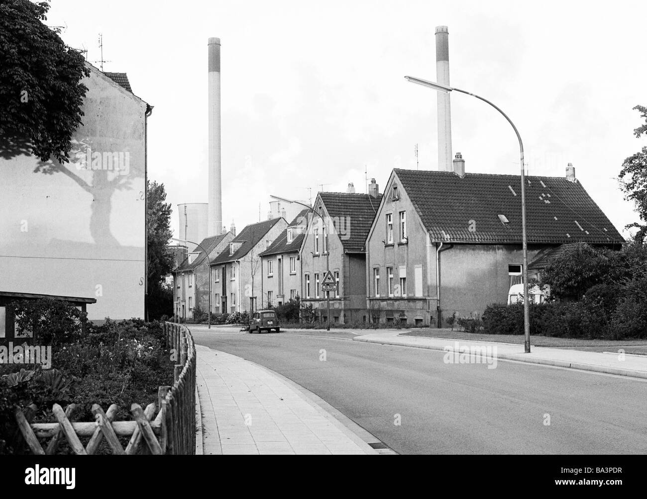 Siebziger Jahre, Arbeitersiedlung, Wohnhaeuser, Verkehrsstrasse, Schornsteine, Gelsenkirchen, Ruhrgebiet, Renania settentrionale-Vestfalia Foto Stock