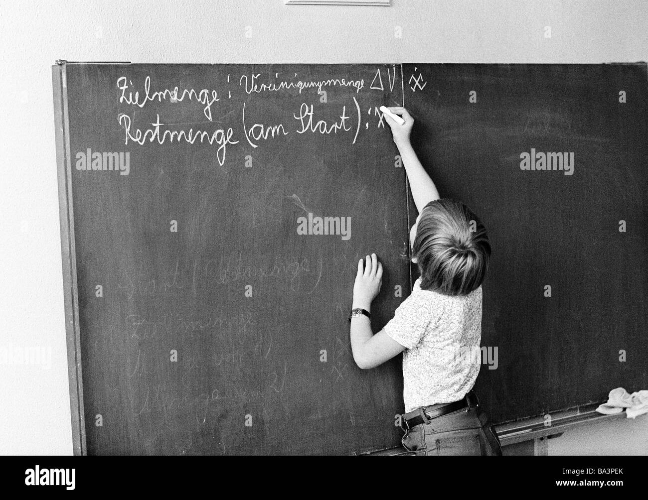 Negli anni settanta, foto in bianco e nero, di edificazione, scuola, schoolboy in una scuola di classe durante le lezioni, i bambini di età compresa tra i 7 e gli 8 anni, ragazzo di una lavagna, la teoria degli insiemi Foto Stock