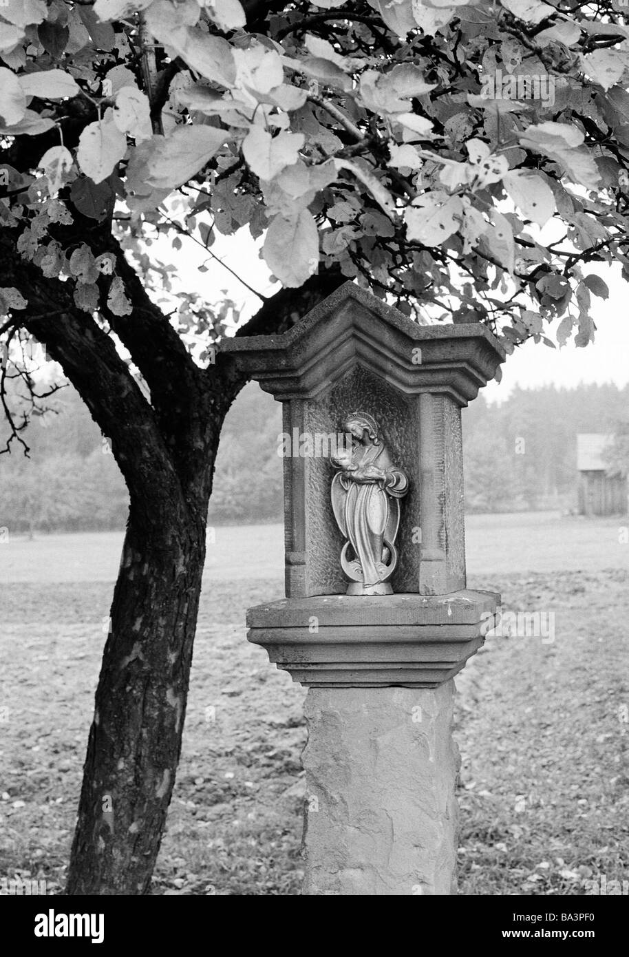 Siebziger Jahre, Religione, Christentum, Mariensaeule Skulptur mit der Muttergottes im Naturpark Bayerischer Spessart, Unterfranken, Bayern Foto Stock