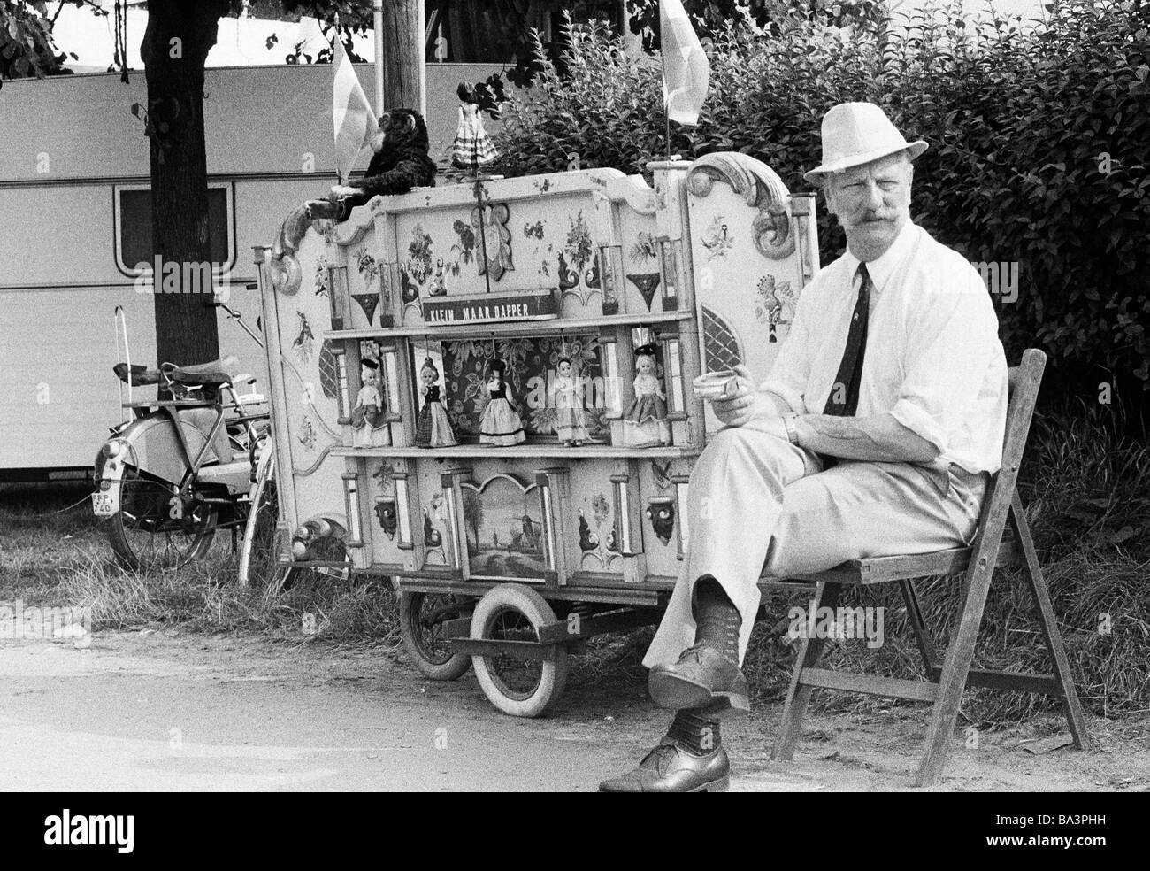 Negli anni settanta, foto in bianco e nero, cultura, musica, uomo si siede accanto al suo organetto, di età compresa tra i 50 e i 60 anni, Paesi Bassi Olanda meridionale, l'Aia Foto Stock