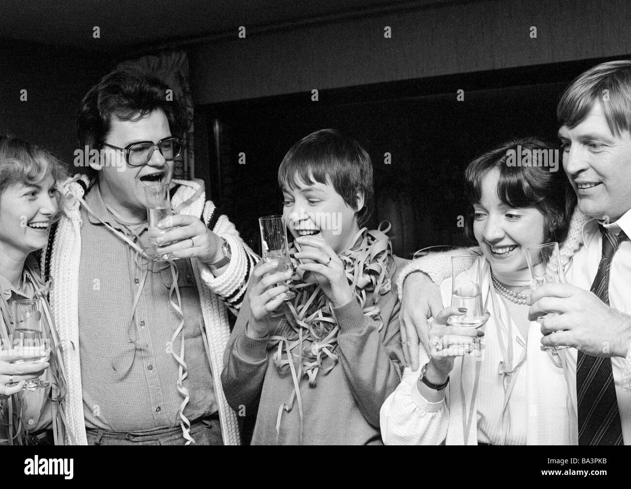 Negli anni settanta, foto in bianco e nero, la gente, la notte della Vigilia di Capodanno, per celebrare il nuovo anno, divertente, ridere, alcool, tre donne di età compresa tra i 20 e i 35 anni, due uomini di età compresa tra i 30-40 anni, Jutta, Monika, Werner Foto Stock
