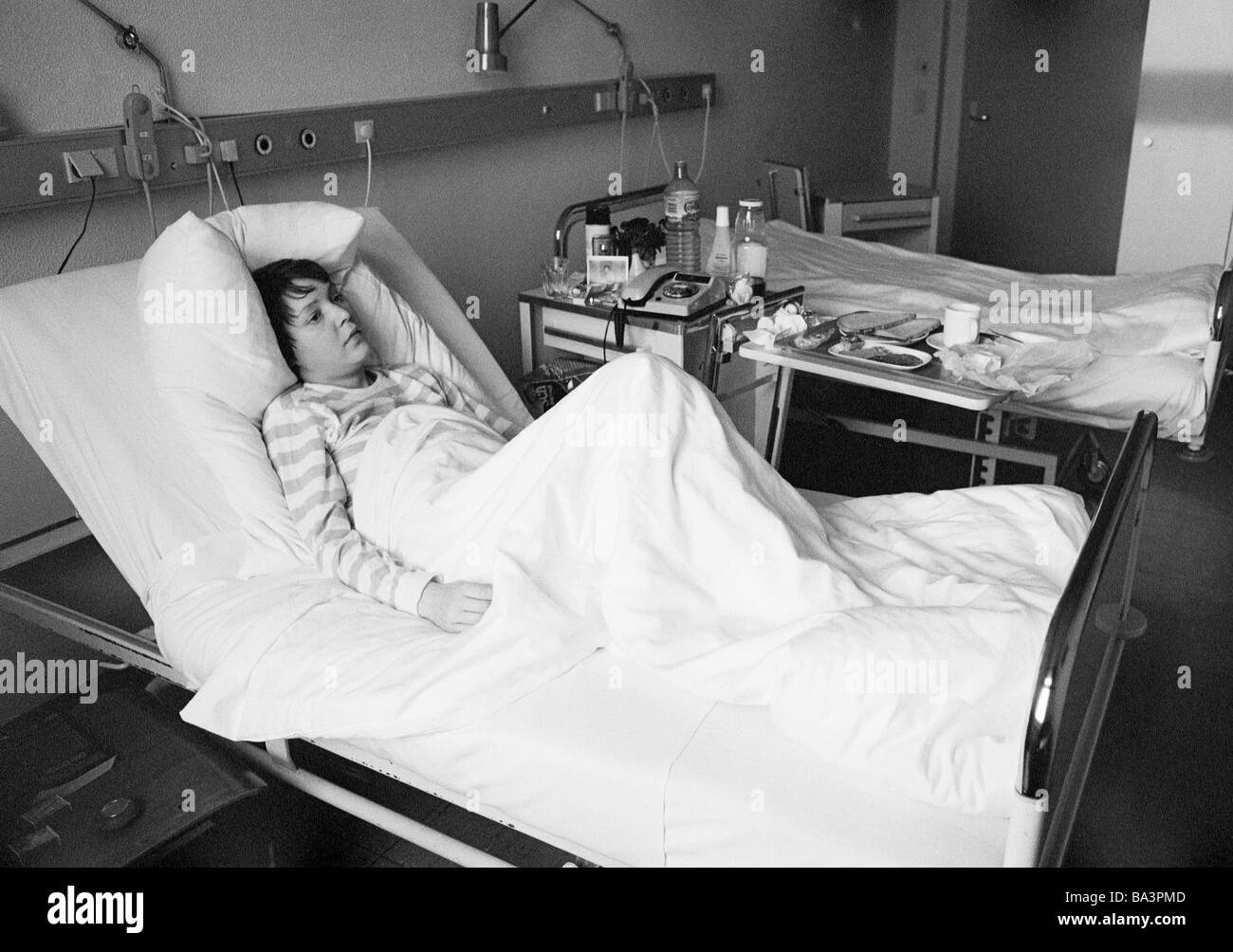 Ottanta, foto in bianco e nero, la gente, la salute, la giovane donna si trova in una sickbed di un ospedale, di età compresa tra i 25 e i 30 anni, Monika Foto Stock