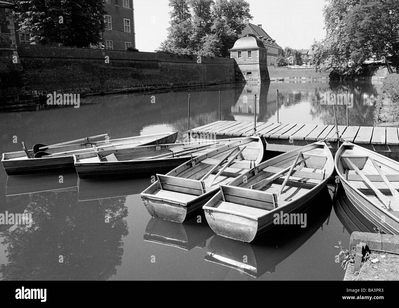 Achtziger Jahre, Urlaub, Tourismus, Ruderboote am Anlegeplatz, Wassergraben des Barockschlosses in Ahaus, Ahauser Aa, Muensterland, Nordrhein-Westfale Foto Stock