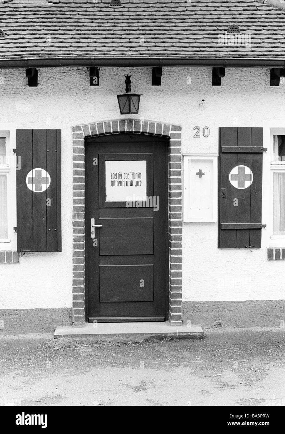 Ottanta, foto in bianco e nero, organizzazione di aiuti, porta anteriore, otturatori, area di immissione di una stazione DRK, Croce Rossa tedesca, Baden-Wuerttemberg Foto Stock